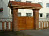 Das Tor - Sicht vom Schulhof